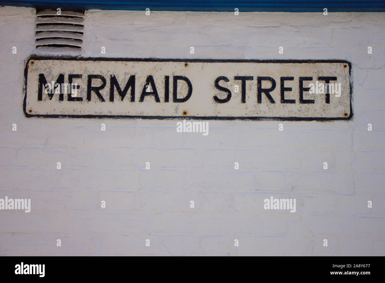 Strada segno sulla parete bianca, Mermaid Street in segale, East Sussex, Regno Unito. Foto Stock