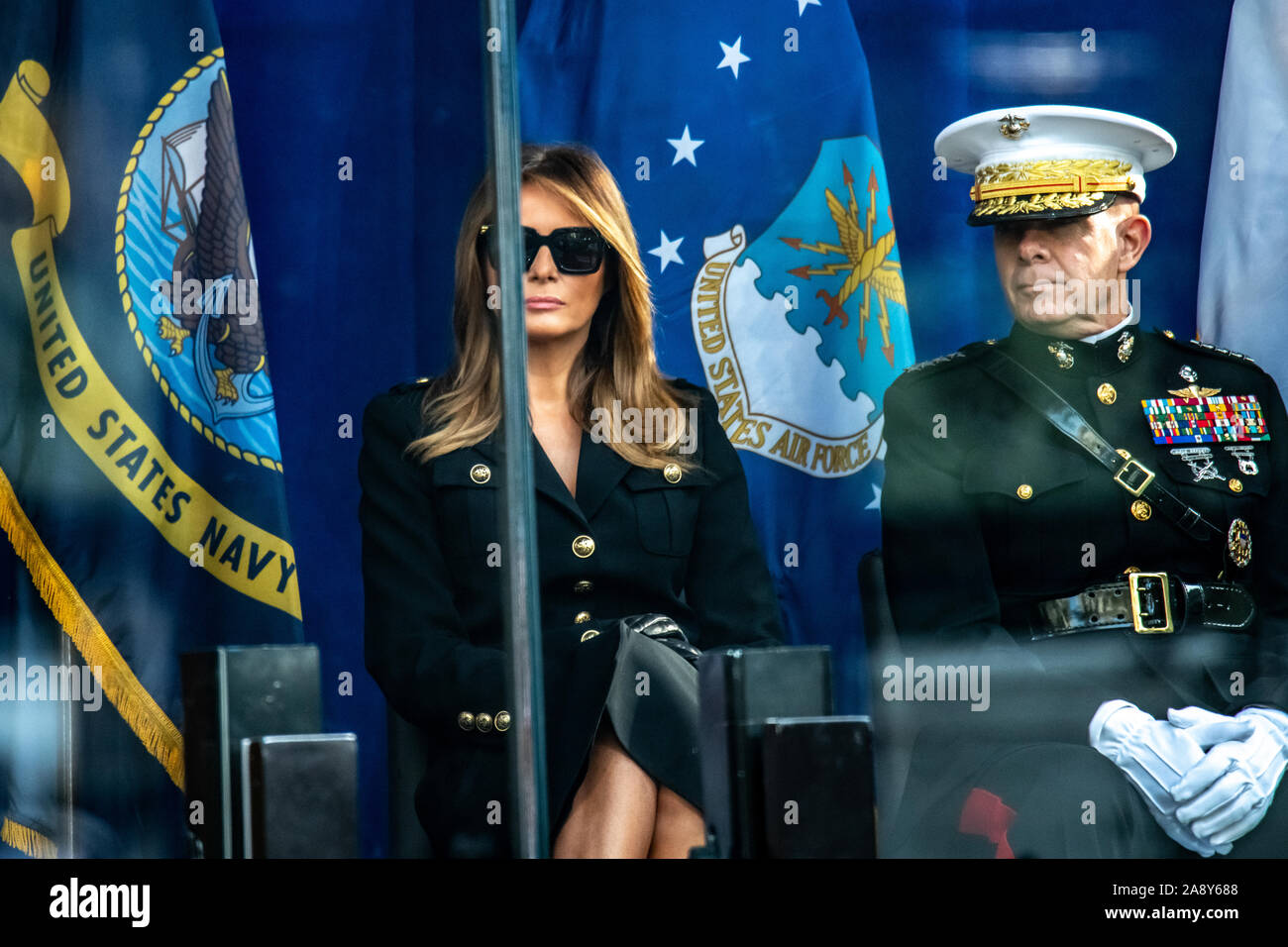 New York, Stati Uniti d'America, 11 novembre 2019. Noi prima signora Melania Trump si siede accanto al personale militare come suo marito presidente Donald Trump offre un indirizzo dietro il vetro a prova di proiettile prima dell'inizio dei veterani del giorno Parade di New York City. Credito: Enrique Shore/Alamy Live News Foto Stock