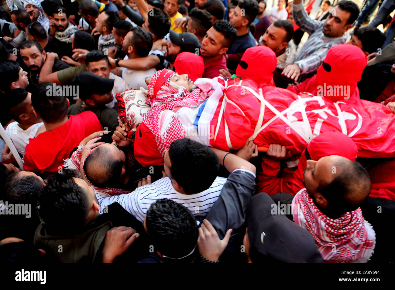 Hebron. Xi Nov, 2019. Persone in lutto portano il corpo del palestinese Omar al-Badawi durante il suo funerale in Cisgiordania città di Hebron, su nov. 11, 2019. Omar al-Badawi è stato ucciso in precedenza lunedì e decine di feriti durante gli scontri tra dimostranti palestinesi e soldati israeliani nel sud della Cisgiordania, i medici hanno detto. Credito: Mamoun Wazwaz/Xinhua/Alamy Live News Foto Stock