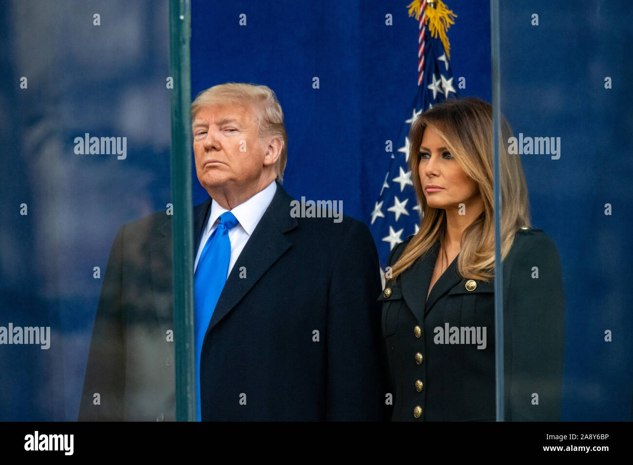 New York, Stati Uniti d'America, 11 novembre 2019. Il presidente statunitense Donald Trump e la First Lady Melania Trump sostare dietro il vetro a prova di proiettile prima dell'inizio dei veterani del giorno Parade di New York City. Credito: Enrique Shore/Alamy Live News Foto Stock
