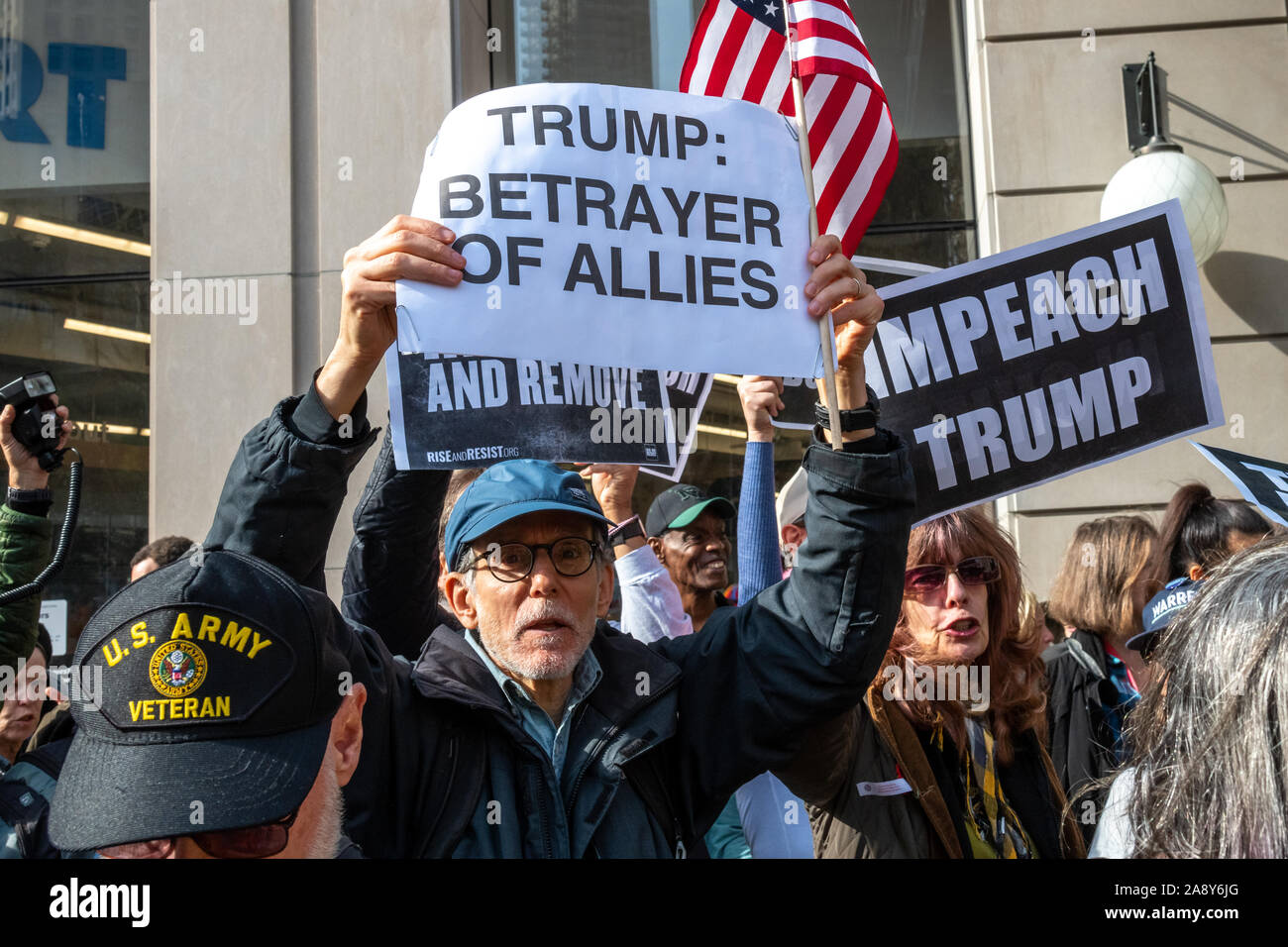 New York, Stati Uniti d'America, 11 novembre 2019. I manifestanti mostrano segni contro il presidente statunitense Donald Trump a veterani parata del giorno nella città di New York. Credito: Enrique Shore/Alamy Live News Foto Stock