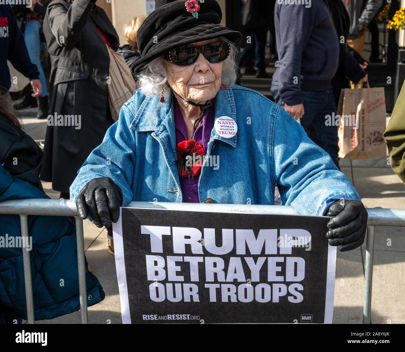 New York, Stati Uniti d'America, 11 novembre 2019. I manifestanti mostrano segni contro il presidente statunitense Donald Trump a veterani parata del giorno nella città di New York. Credito: Enrique Shore/Alamy Live News Foto Stock