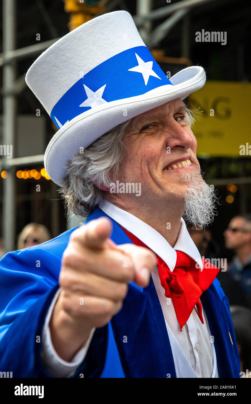 New York, Stati Uniti d'America, 11 novembre 2019. Uno zio Sam impersonator a veterani parata del giorno nella città di New York. Credito: Enrique Shore/Alamy Live News Foto Stock