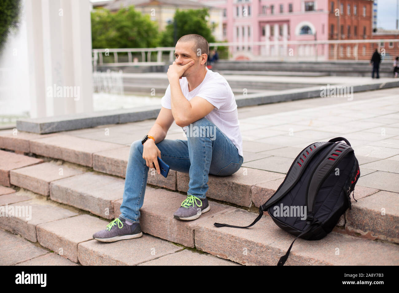 L'uomo pensando a qualcosa e seduti sulle scale Foto Stock