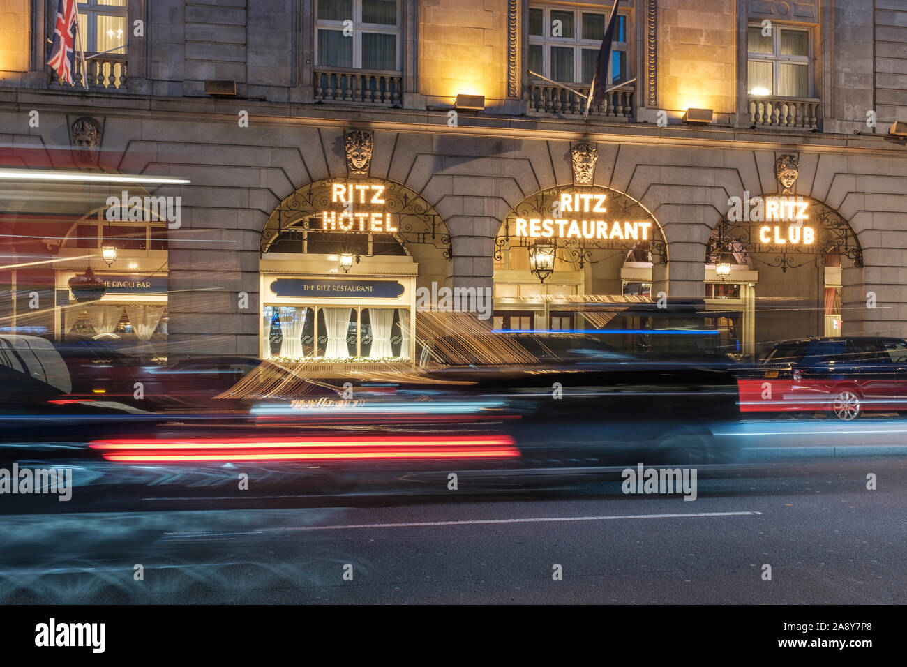 Occupato in prima serata il traffico sulla Piccadilly al Ritz Hotel,Londra,Inghilterra Foto Stock