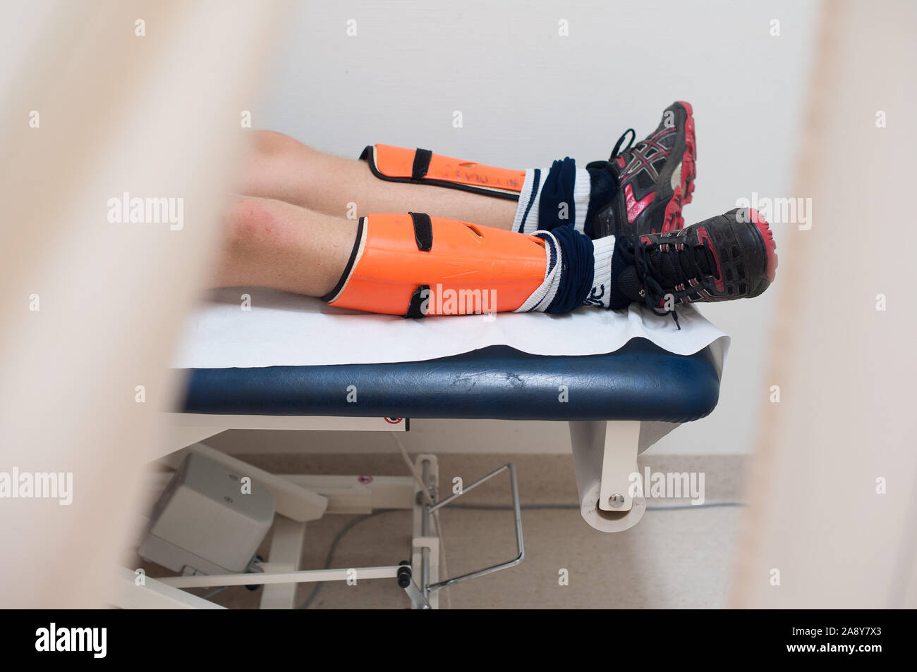 Un uomo con un lesioni sportive in GP post Foto Stock