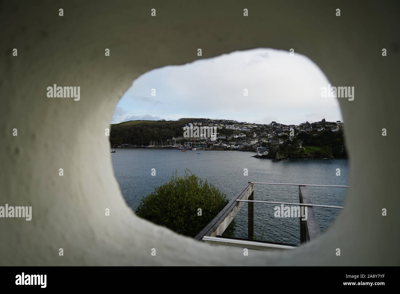 Vista di Fowey da un foro nella parete Foto Stock
