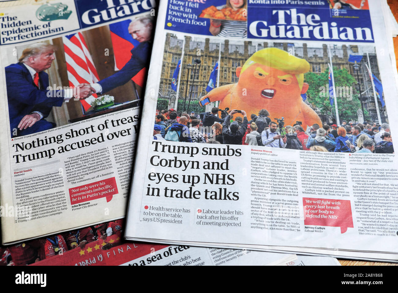 "Trump snobba Corbyn e gli occhi di NHS in colloqui sugli scambi' giornale pagina anteriore in primo piano articolo del Guardian in visita a Londra England Regno Unito Giugno 2019 Foto Stock