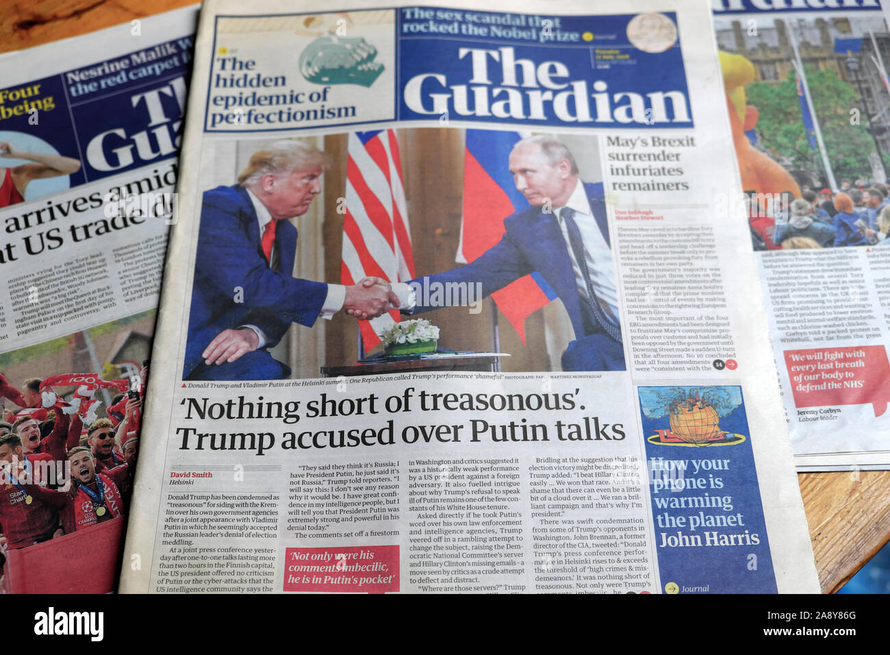 "Niente a corto di treasonous Trump accusato su Putin parla' titolo di giornale nel quotidiano Guardian Londra Inghilterra REGNO UNITO Foto Stock