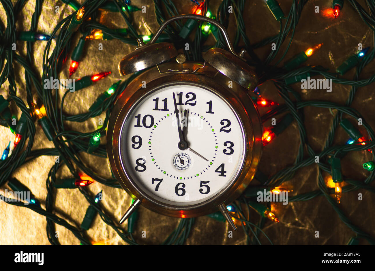 Orologio Vintage avvicina mezzanotte ora e albero di Natale luci Foto Stock