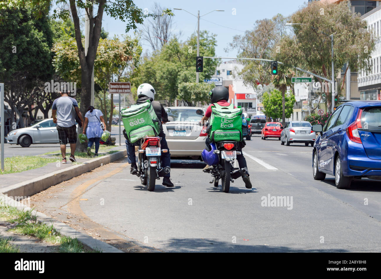 TIJUANA, Messico - 22/07: Tijuana Uber driver mangia chiacchierando nel traffico. Azienda moderna e il consumismo, gentrification, traffico e hipster lifestyle Foto Stock
