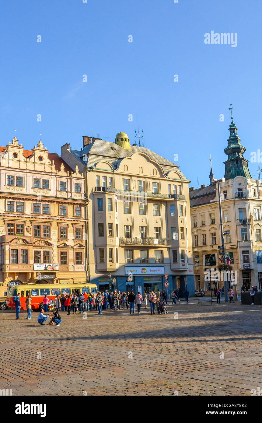 Plzen, Repubblica Ceca - 28 OTT 2019: la gente sulla piazza principale, Piazza della Repubblica, a Pilsen, Boemia, Ceco Republice, case storiche in background. Il vecchio centro, giornata di sole. Vita quotidiana, la strada della citta'. Foto Stock