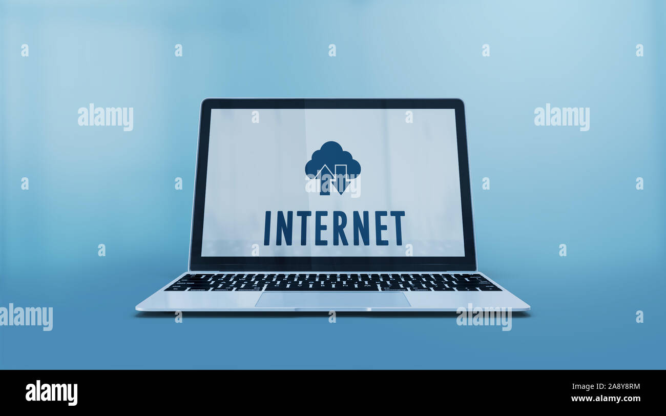 Il Cloud Computing simbolo e testo di Internet su un moderno computer portatile schermo. Il rendering 3D. Foto Stock
