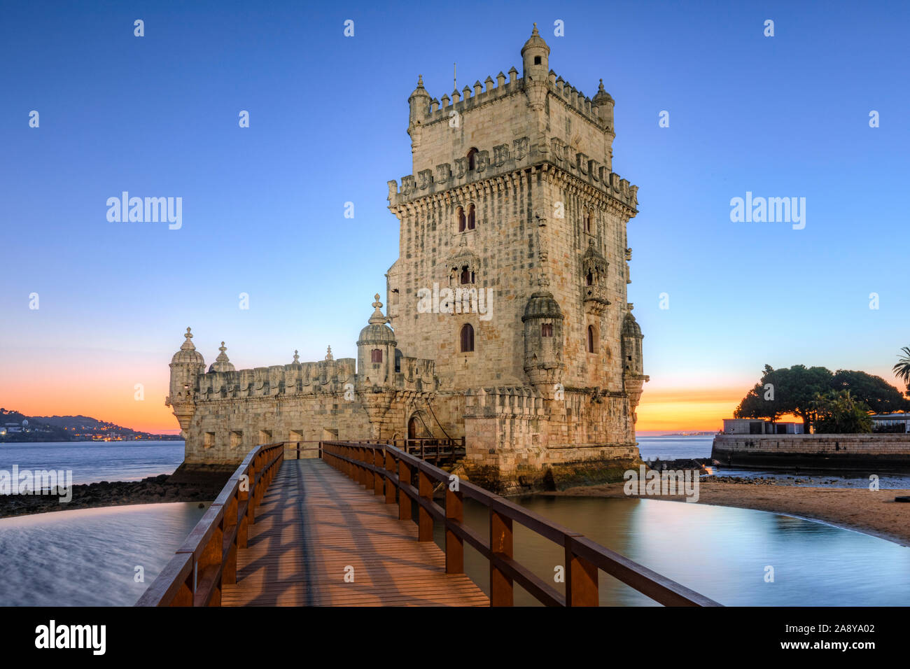 La Torre di Belem, il Ponte 25 de Abril, Lisbona, Portogallo, Europa Foto Stock