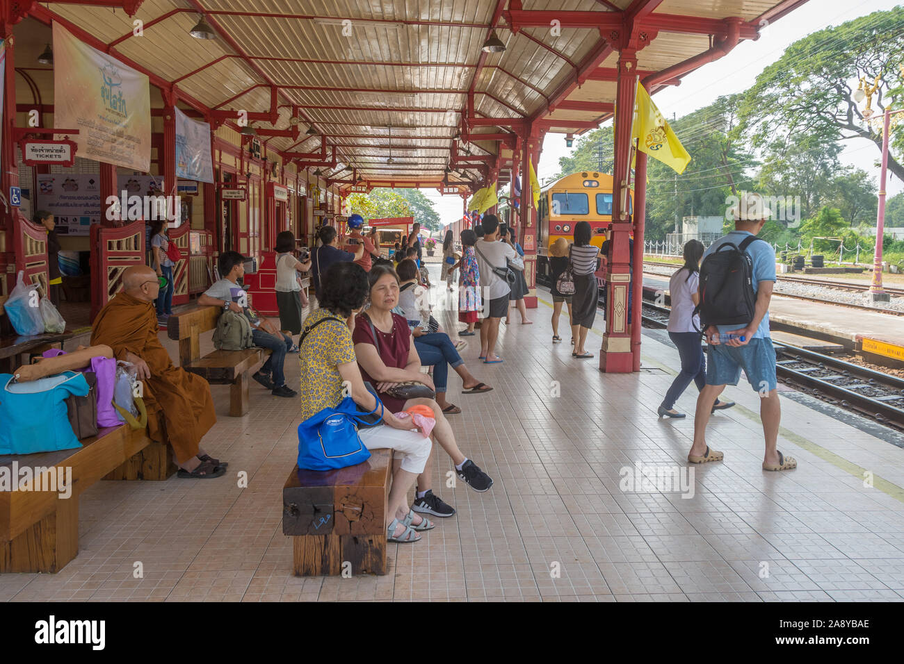 Persone che vagano in treno nella stazione ferroviaria Foto Stock