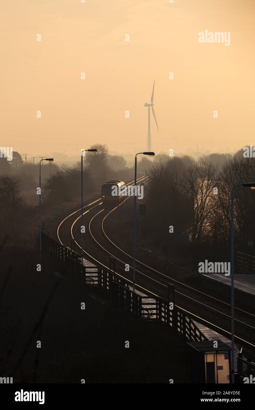 Arriva Nord classe rampa 142 pacer treno arrivando a Crowle, Lincolnshire con una mattina presto il treno Foto Stock