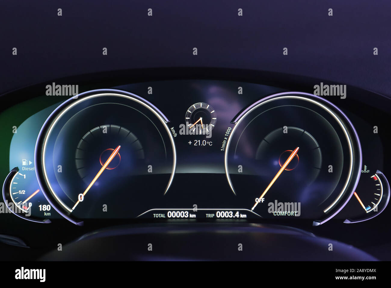 Moderno display elettronico del cruscotto car close-up Foto Stock