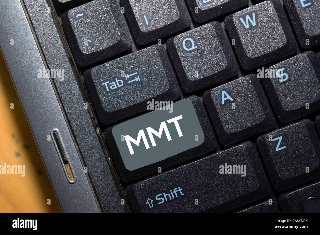 MMT scrivere sulla tastiera isolato su sfondo per laptop Foto Stock