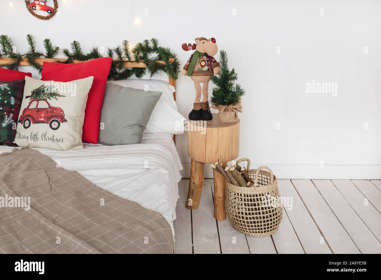 Bianco in stile loft camera da letto con albero di Natale e la decorazione. Foto Stock
