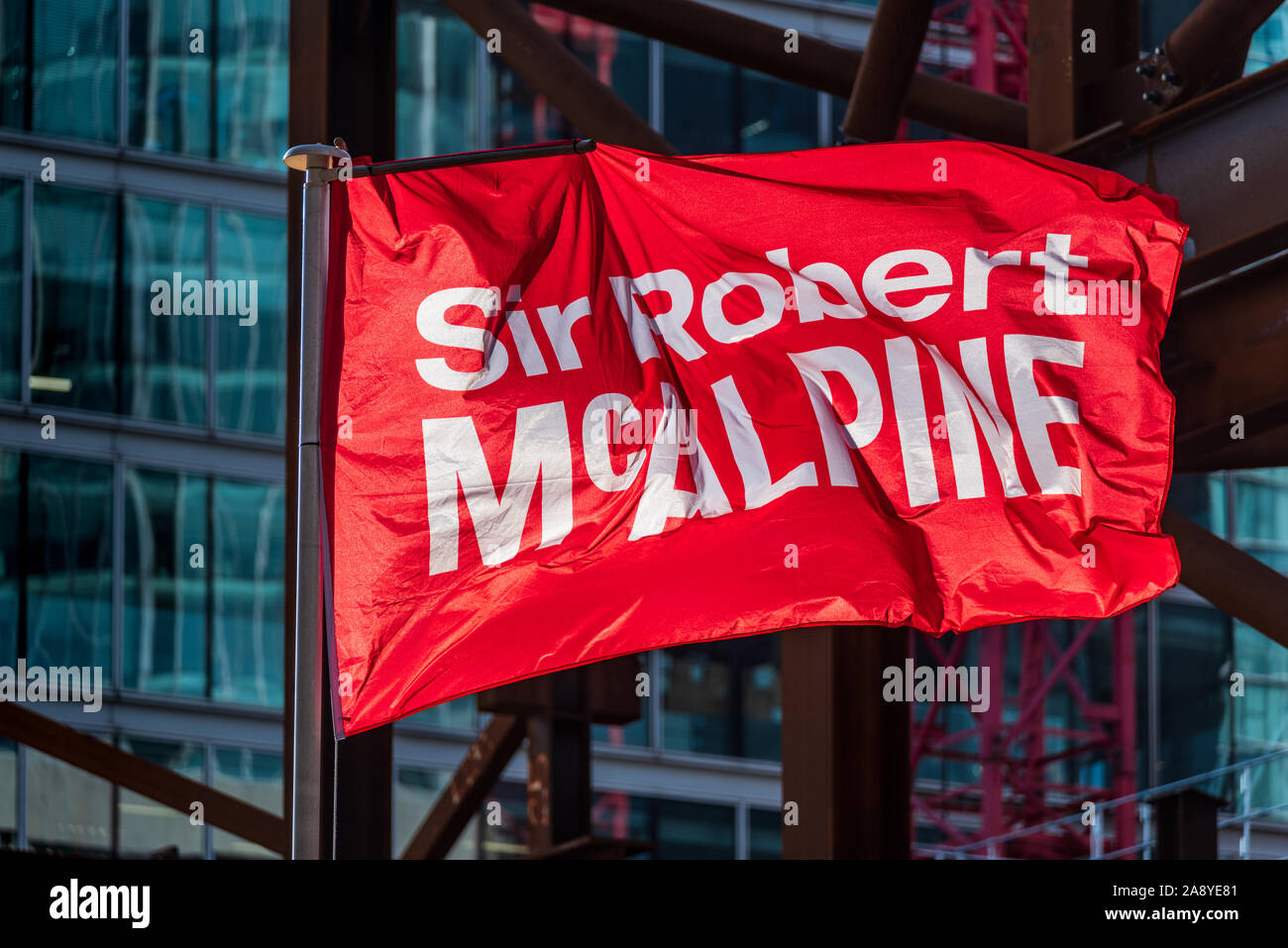 Sir Robert McAlpine Costruzione - bandiera al di fuori di un Sir Robert McAlpine Limited edificio sito nel centro di Londra, fondata nel 1869 Foto Stock
