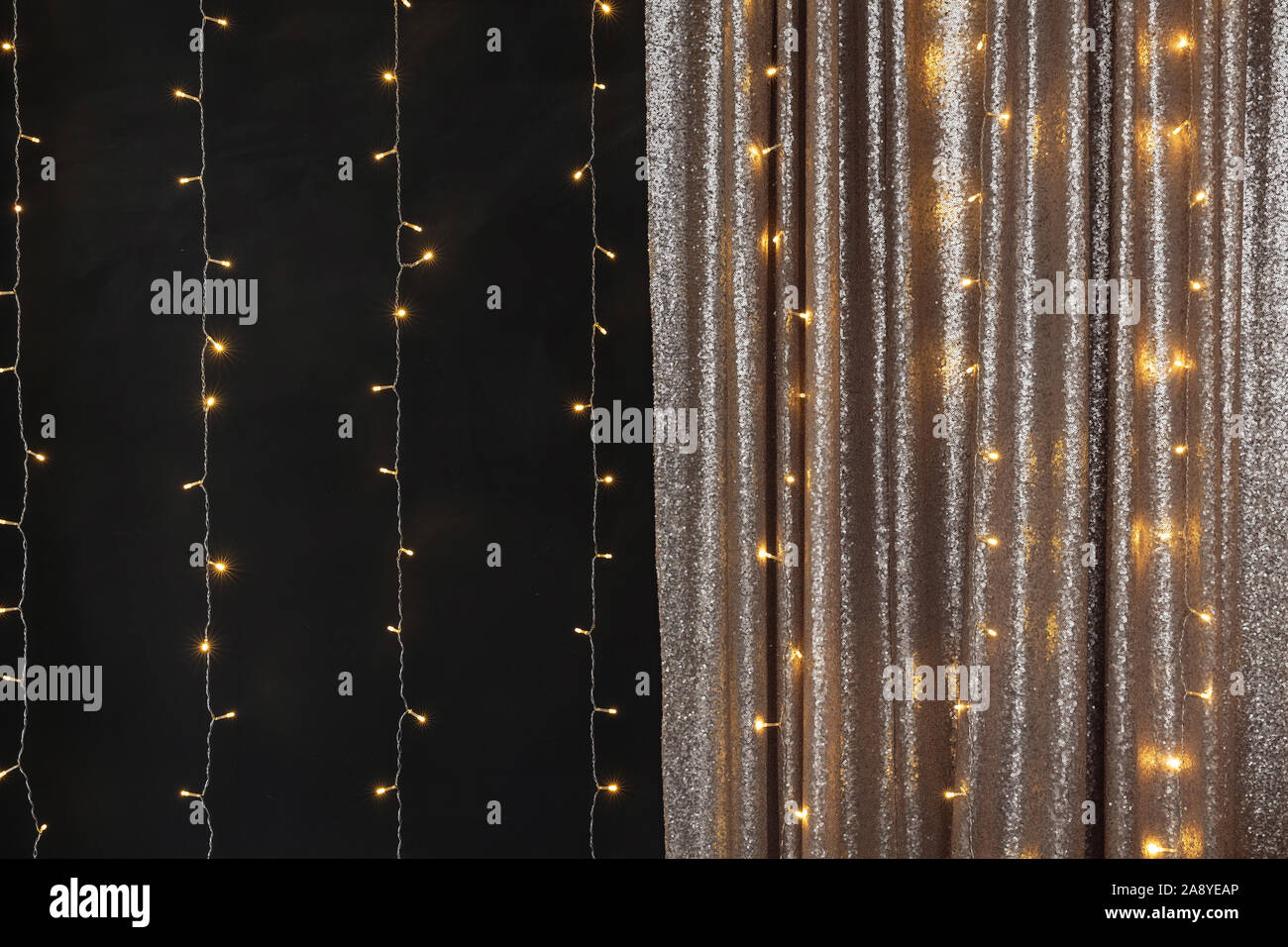 Le luci di Natale la masterizzazione su uno sfondo scuro. Sfondo di natale. Foto Stock