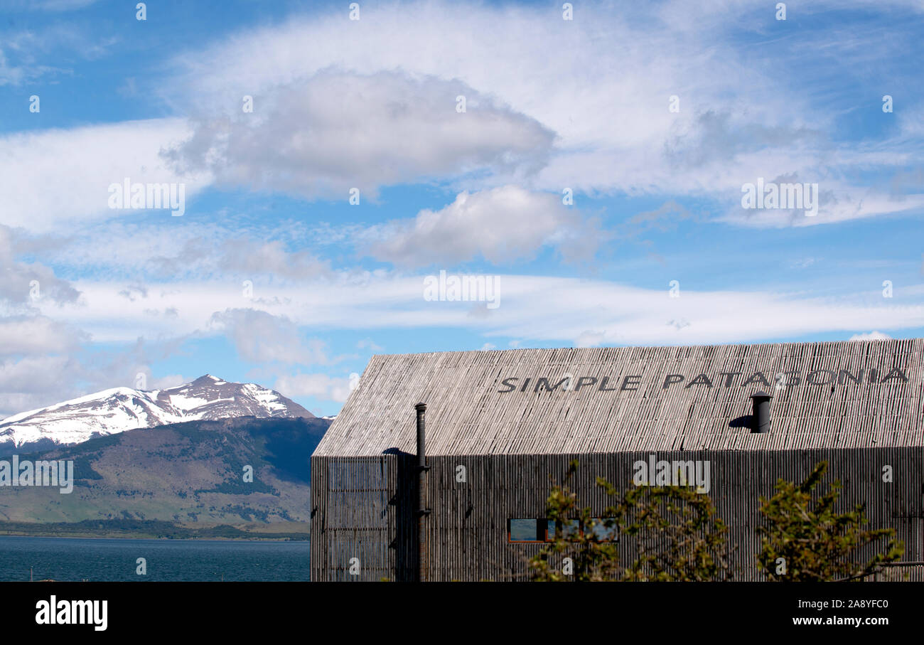 Vista laterale del semplice hotel a Puerto Natales, Regione XII, Magallanes, Cile. Foto Stock