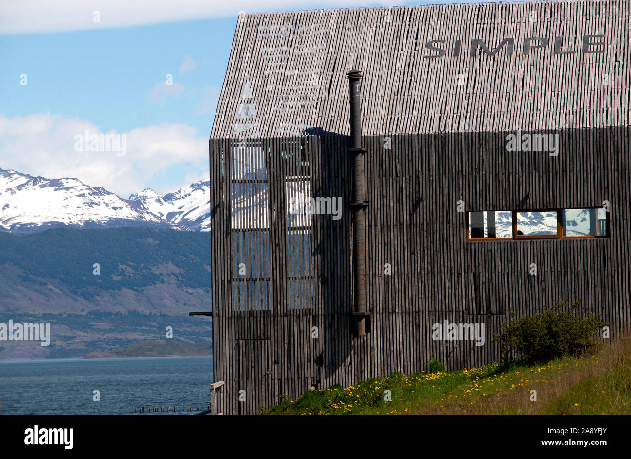 Vista laterale del semplice hotel a Puerto Natales, Regione XII, Magallanes, Cile. Foto Stock