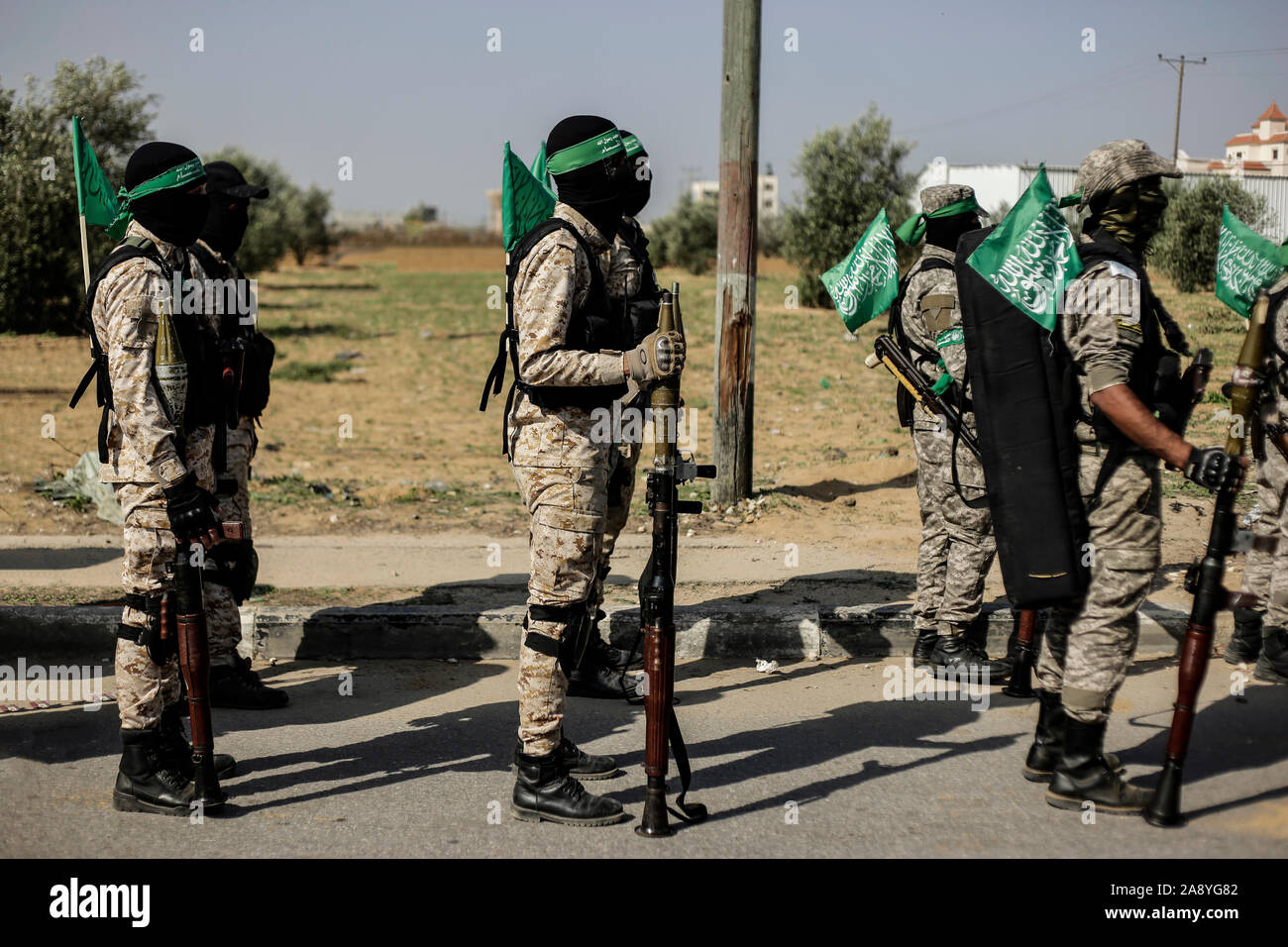 Mascherata di attivisti palestinesi e la schermata di avvio portatori sono visti durante un Hamas manifestazione militare contro Israele nel sud della striscia di Gaza.Izz el-Deen al-Qassam brigate, braccio armato della resistenza palestinese il movimento Hamas, tenere un anti-Israele mostrano militari nel sud della striscia di Gaza come parte dell'anniversario della prevenzione dell'israeliano operazione segreta condotta in Khan Younis il 11 novembre 2018. Foto Stock