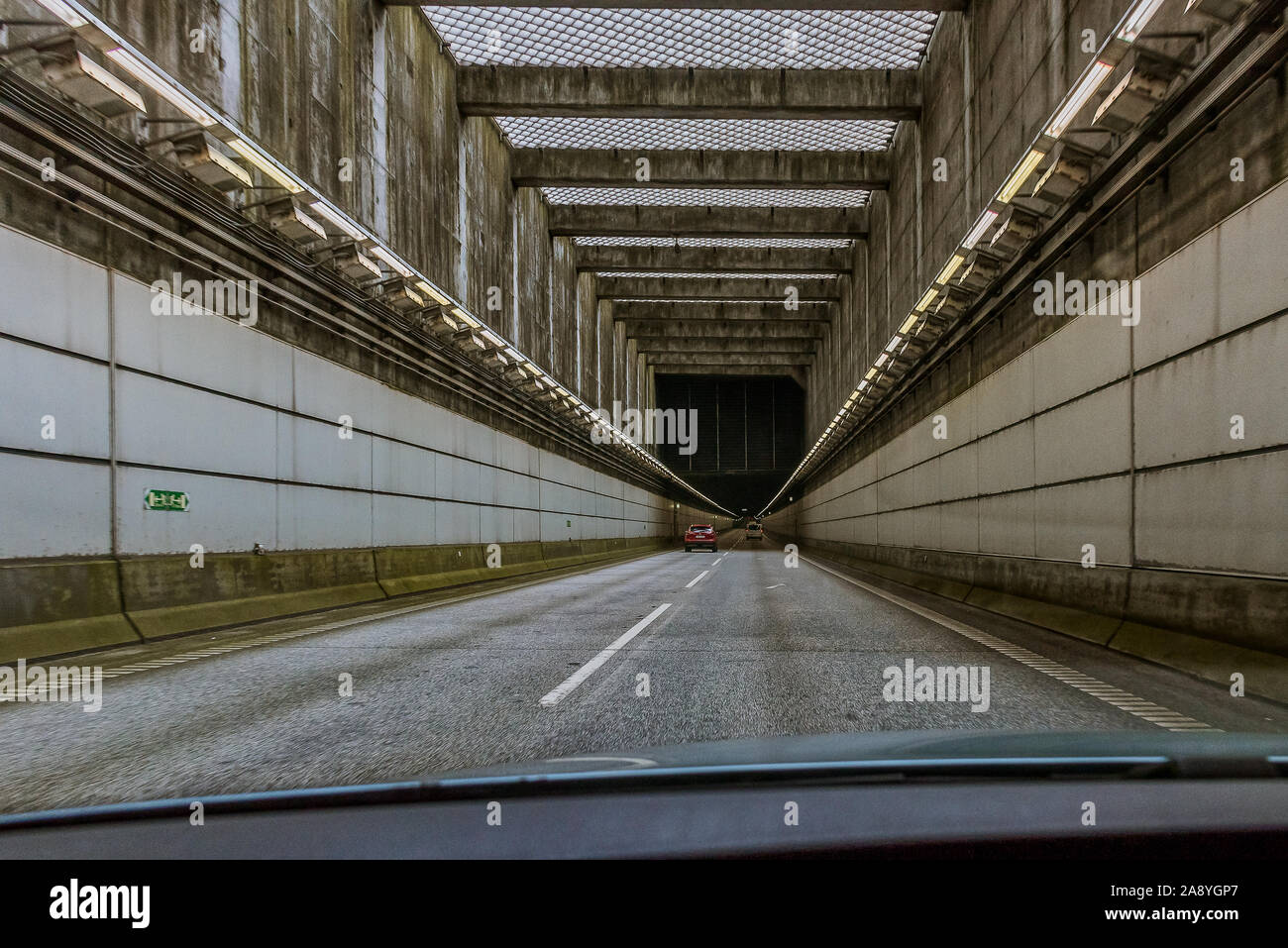 Il controllo di frontiera nel tunnel tra la Svezia e la Danimarca per impedire la banda criminale ai deputati di entrare in Danimarca, 11 novembre 2019 Foto Stock