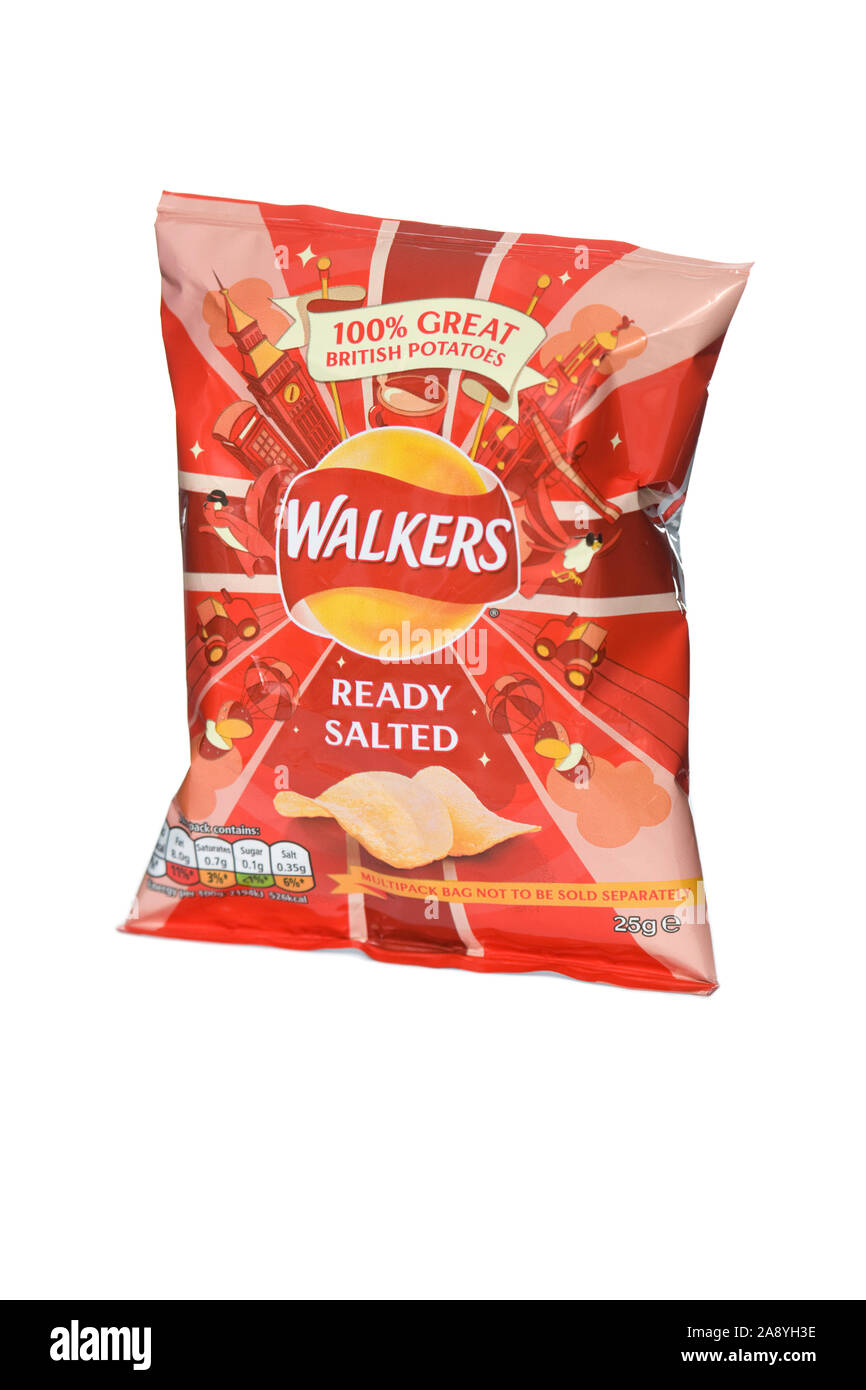 Walkers pronto patatine salate isolato su sfondo bianco Foto Stock