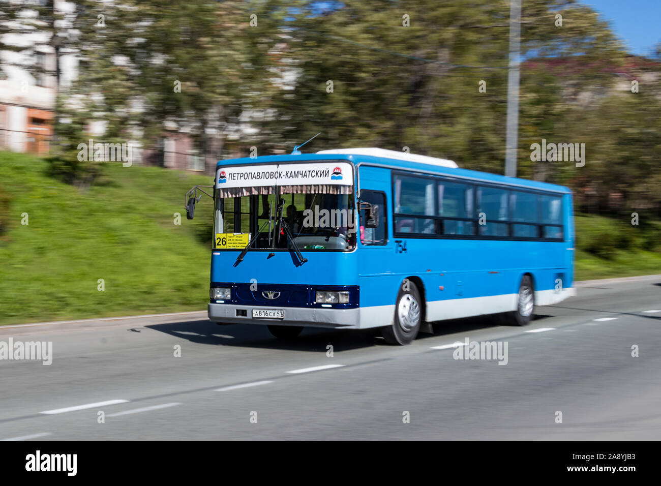 Un blu autobus pubblici in esecuzione in Petropavlovsk-Kamchatskiy, Russia. Foto Stock