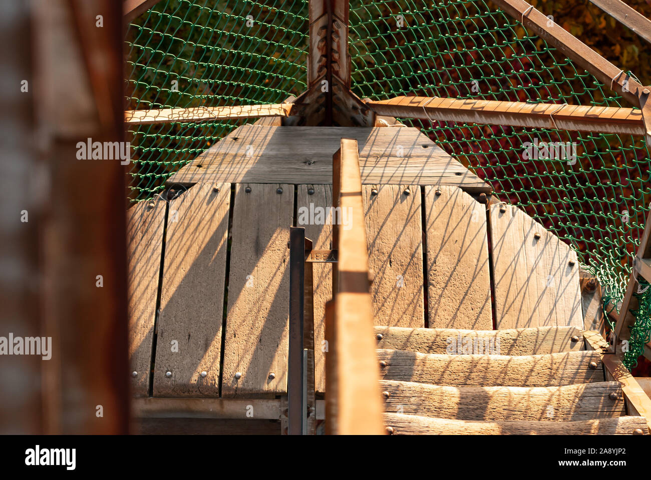 Gradini in legno fino a torre antincendio con elementi in ferro battuto Foto Stock