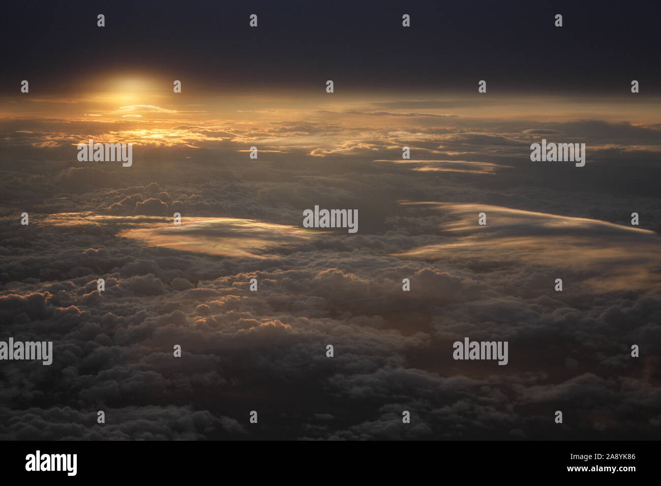 I panorami dal nostro Airbus A320 battenti fuori da Gibilterra a Heathrow, di cloudscapes mentre il sole tramonta Foto Stock