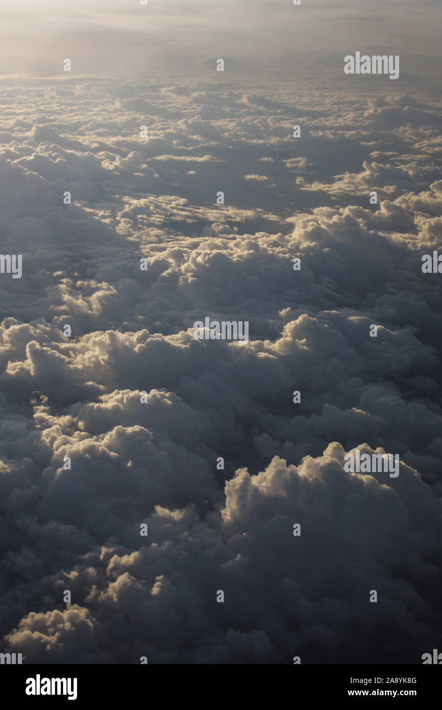 I panorami dal nostro Airbus A320 battenti fuori da Gibilterra a Heathrow, di cloudscapes mentre il sole tramonta Foto Stock