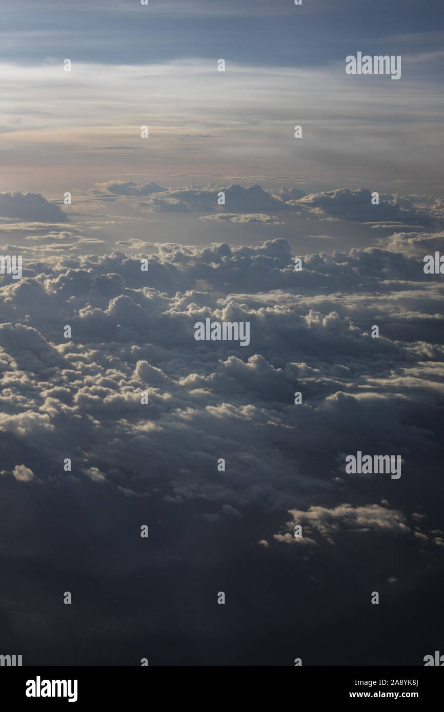 I panorami dal nostro Airbus A320 battenti fuori da Gibilterra a Heathrow, di cloudscapes mentre il sole tramonta Foto Stock