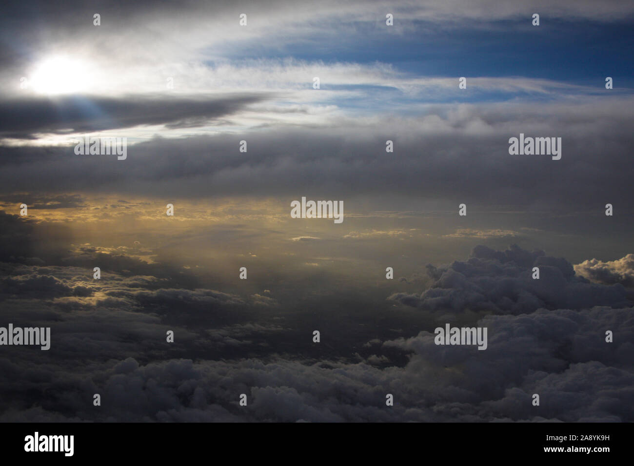 I panorami dal nostro Airbus A320 battenti fuori da Gibilterra a Heathrow, di cloudscapes mentre il sole tramonta Foto Stock