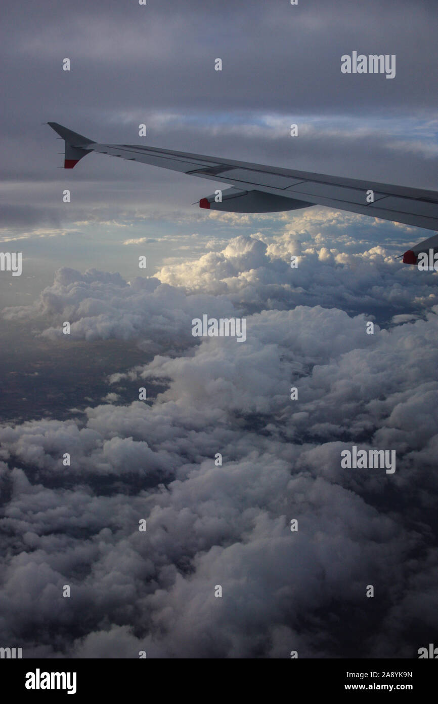 I panorami dal nostro Airbus A320 battenti fuori da Gibilterra a Heathrow, di cloudscapes mentre il sole tramonta Foto Stock