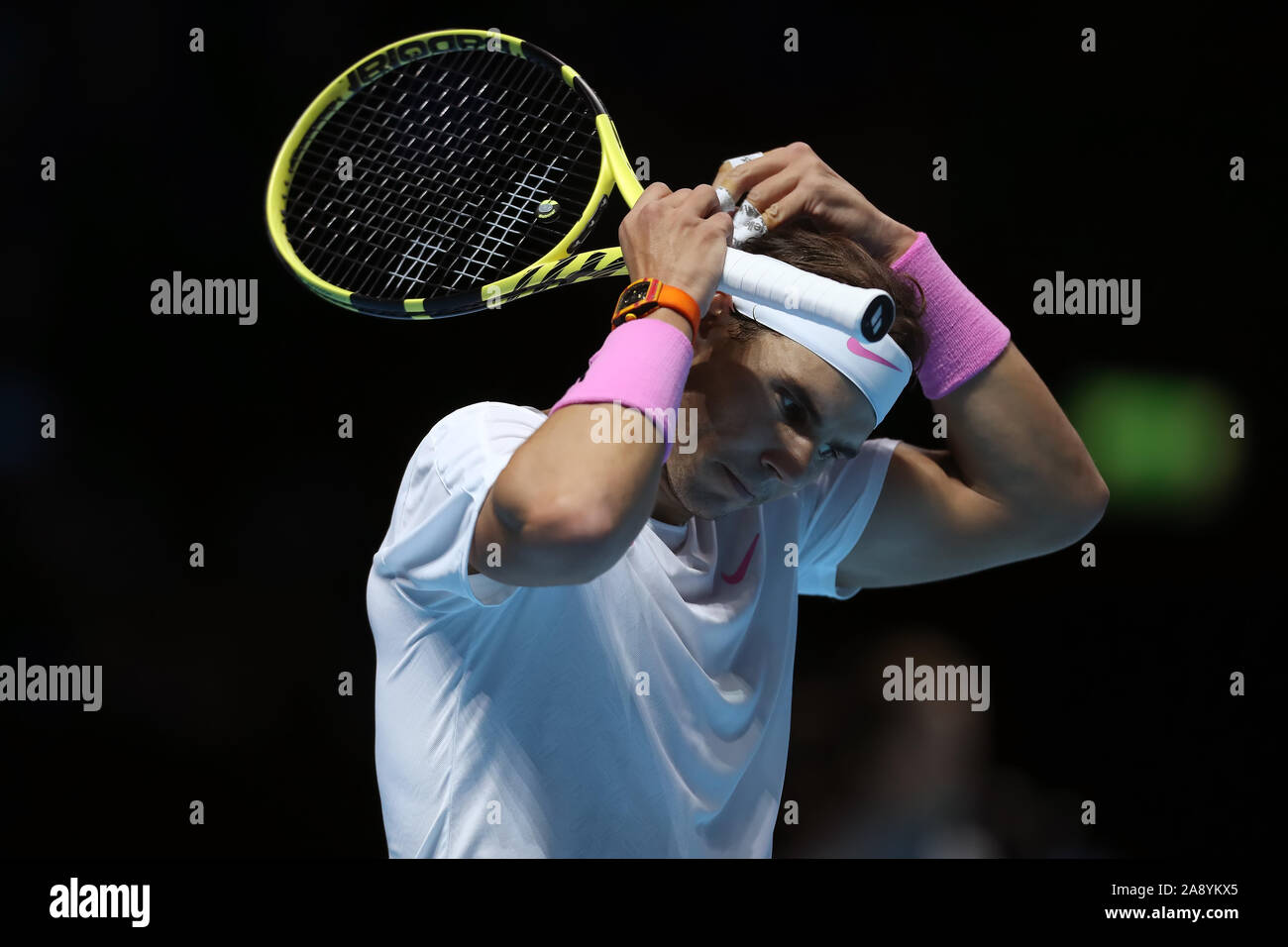 Arena. Londra, Regno Unito. Xi Nov, 2019. Nitto tennis ATP Finals; Rafael Nadal (Spagna) regola la sua banda di testa - Editoriale usare carte di credito: Azione Plus immagini di sport/Alamy Live News Foto Stock