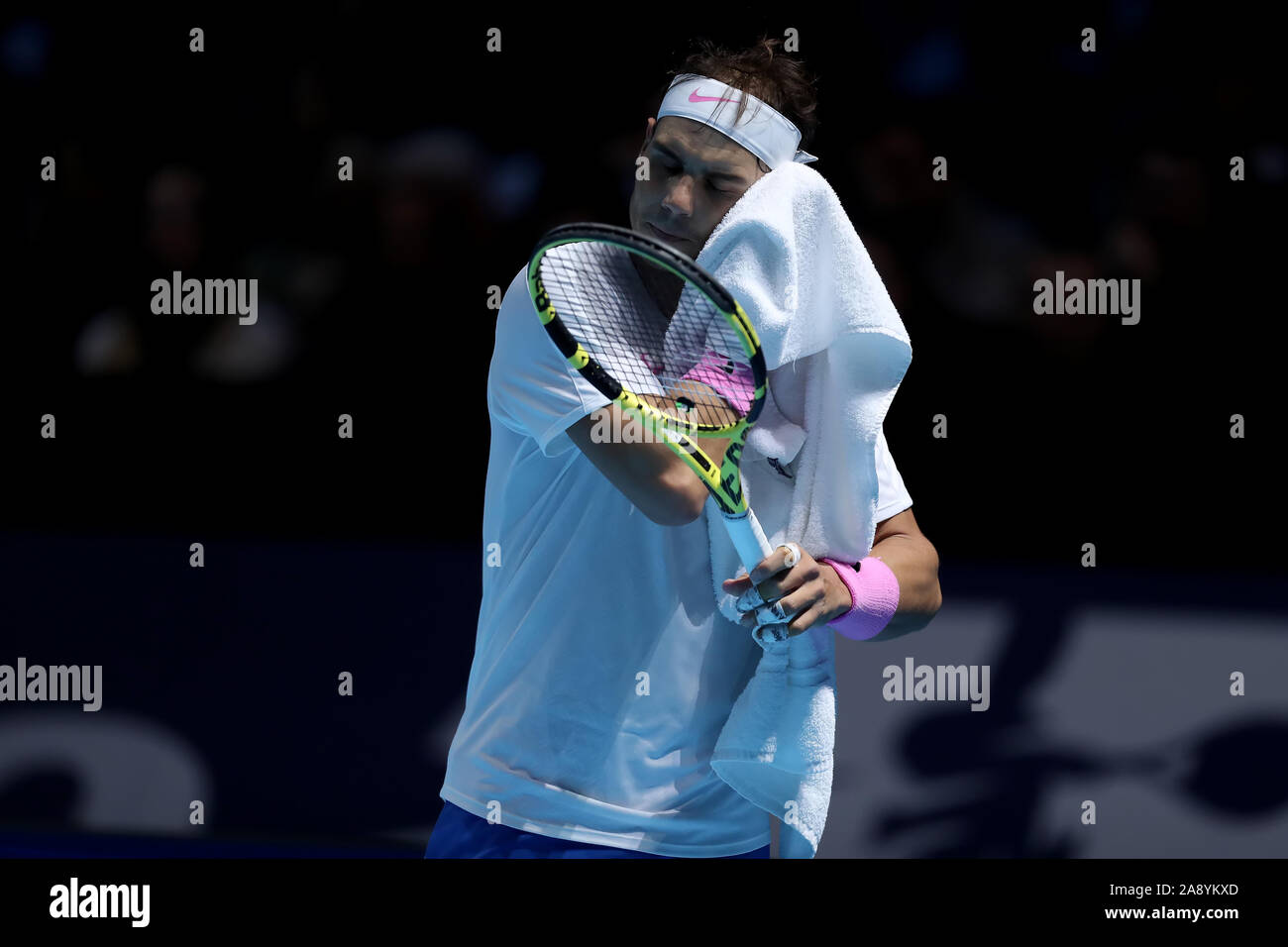 Arena. Londra, Regno Unito. Xi Nov, 2019. Nitto tennis ATP Finals; uno sconsolato Rafael Nadal (Spagna) - Editoriale usare carte di credito: Azione Plus immagini di sport/Alamy Live News Foto Stock