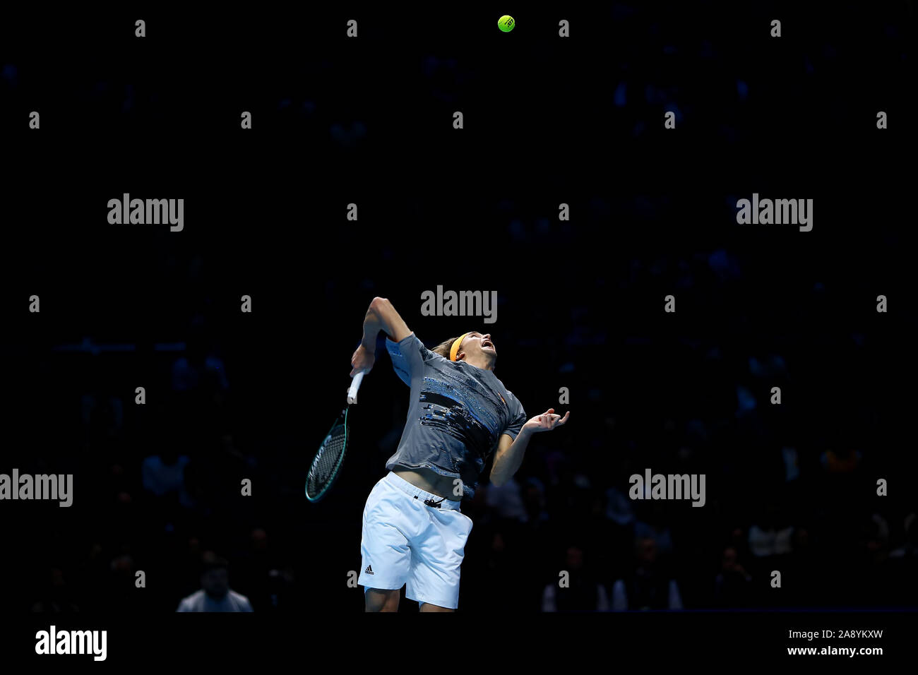 Arena. Londra, Regno Unito. Xi Nov, 2019. Nitto tennis ATP Finals; Alexander Zverev (Germania) serve a Rafael Nadal (Spagna) - Editoriale usare carte di credito: Azione Plus immagini di sport/Alamy Live News Foto Stock