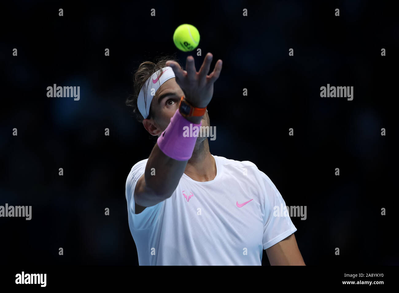 Arena. Londra, Regno Unito. Xi Nov, 2019. Nitto tennis ATP Finals; Rafael Nadal (Spagna) serve a Alexander Zverev (Germania) - Editoriale usare carte di credito: Azione Plus immagini di sport/Alamy Live News Foto Stock