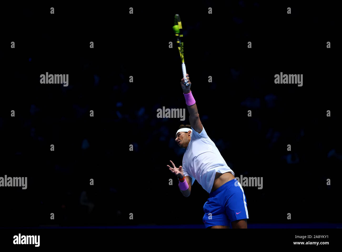 Arena. Londra, Regno Unito. Xi Nov, 2019. Nitto tennis ATP Finals; Rafael Nadal (Spagna) serve a Alexander Zverev (Germania) - Editoriale usare carte di credito: Azione Plus immagini di sport/Alamy Live News Foto Stock