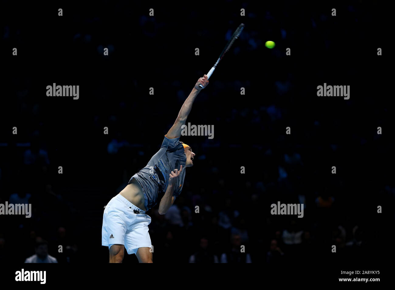 Arena. Londra, Regno Unito. Xi Nov, 2019. Nitto tennis ATP Finals; Alexander Zverev (Germania) serve a Rafael Nadal (Spagna) - Editoriale usare carte di credito: Azione Plus immagini di sport/Alamy Live News Foto Stock