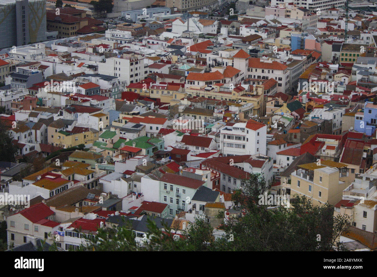 Il labirinto di strade di Gibraltars città vecchia è vista dal di sopra in alto sulla roccia Foto Stock