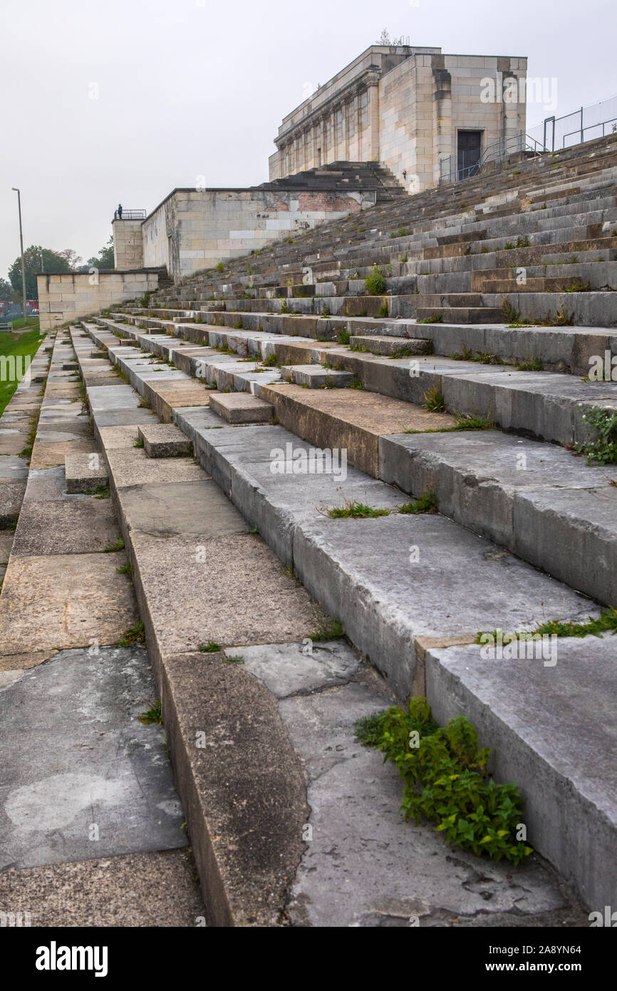 Norimberga, Germania - 24 Ottobre 2019: resti della tribuna Zeppelinfeld in Nuremberg, Germania. È la tribuna da cui Adolf Hitler mad Foto Stock