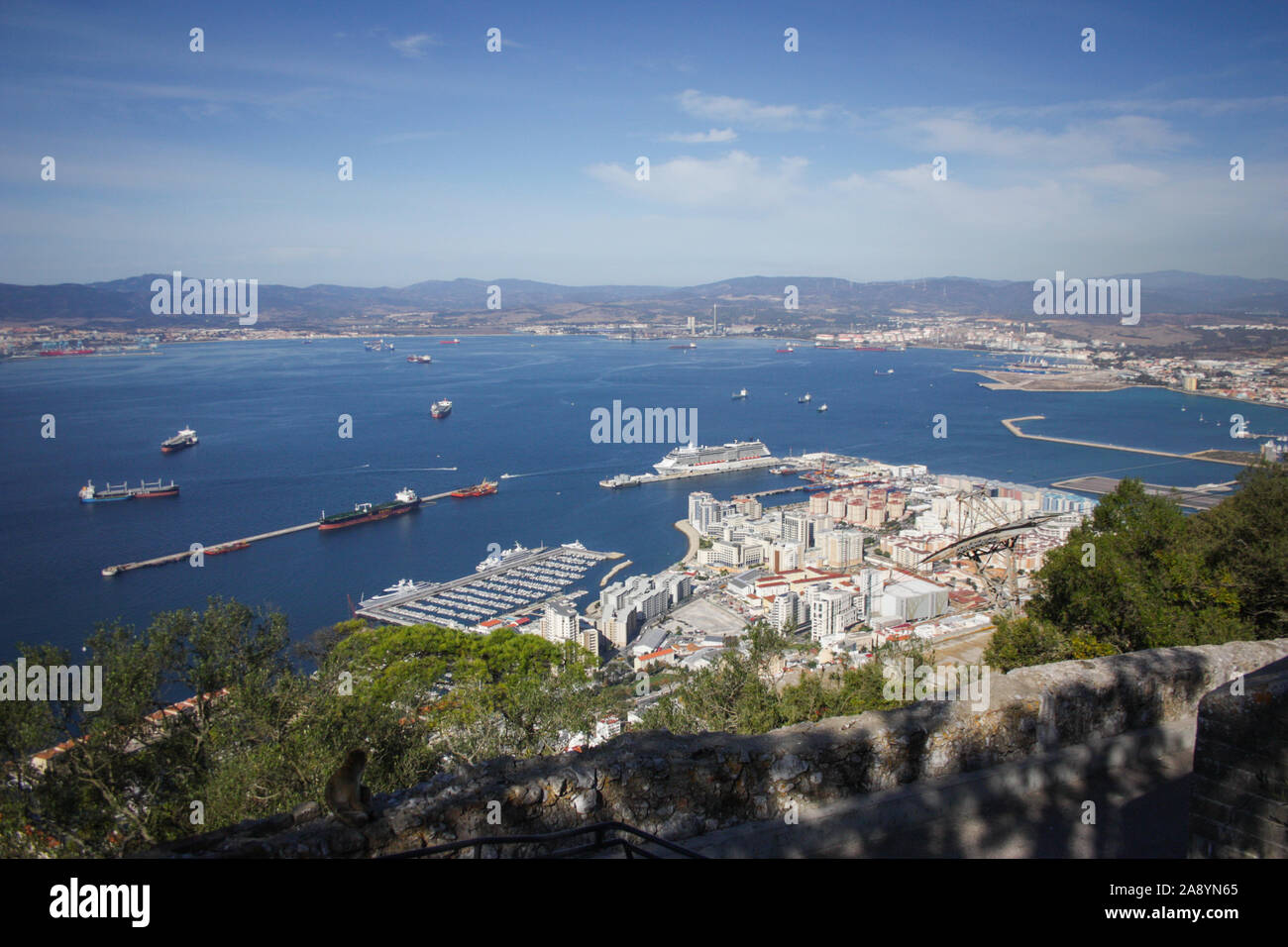 Viste della baia di Gibilterra dalla sommità della roccia Foto Stock