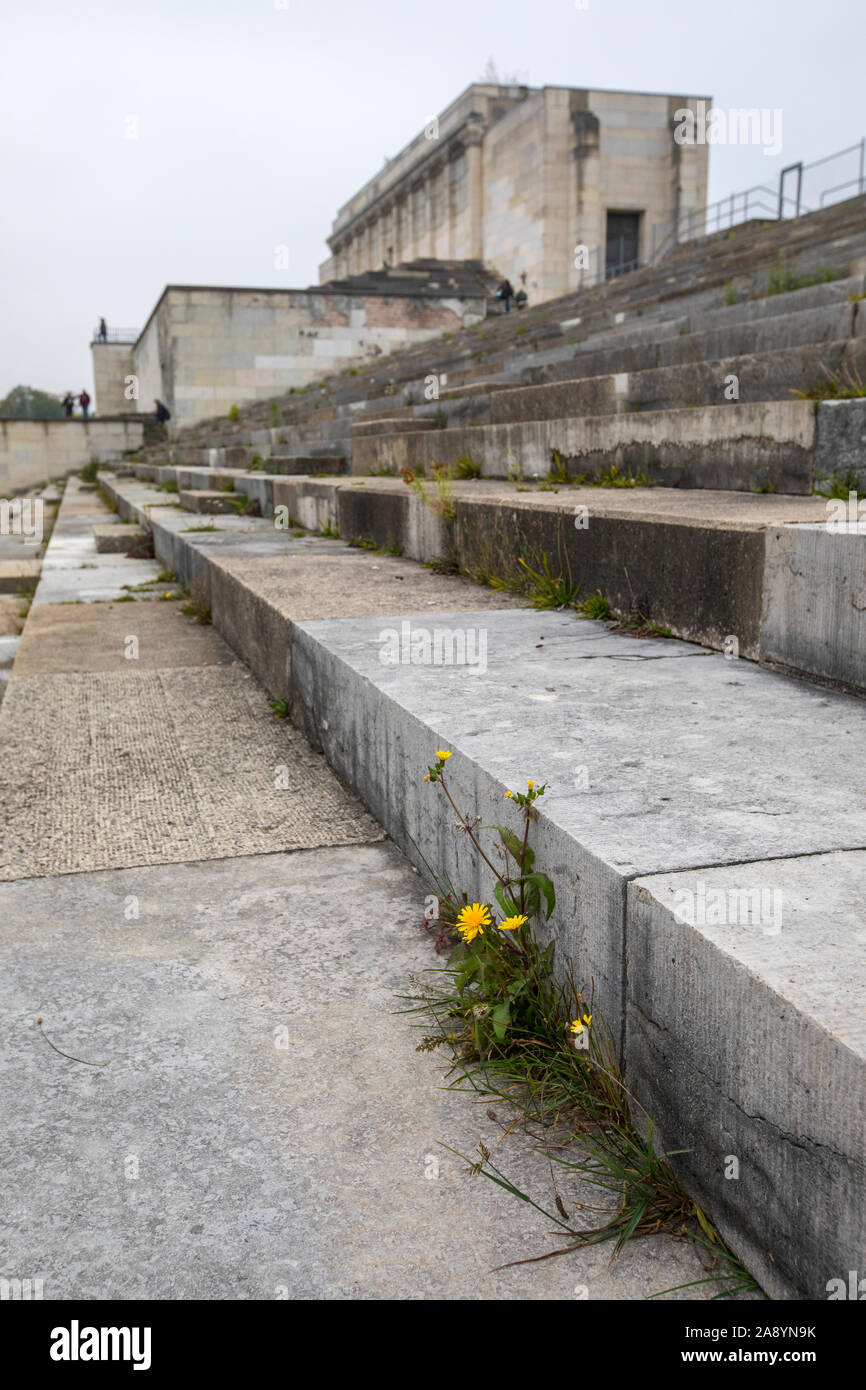 Norimberga, Germania - 24 Ottobre 2019: resti della tribuna Zeppelinfeld in Nuremberg, Germania. È la tribuna da cui Adolf Hitler mad Foto Stock