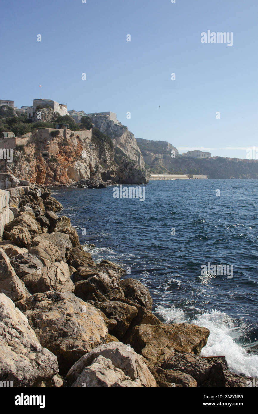 Vista da Rosia Bay, guardando verso la Parsons Lodge e Camp Bay Foto Stock