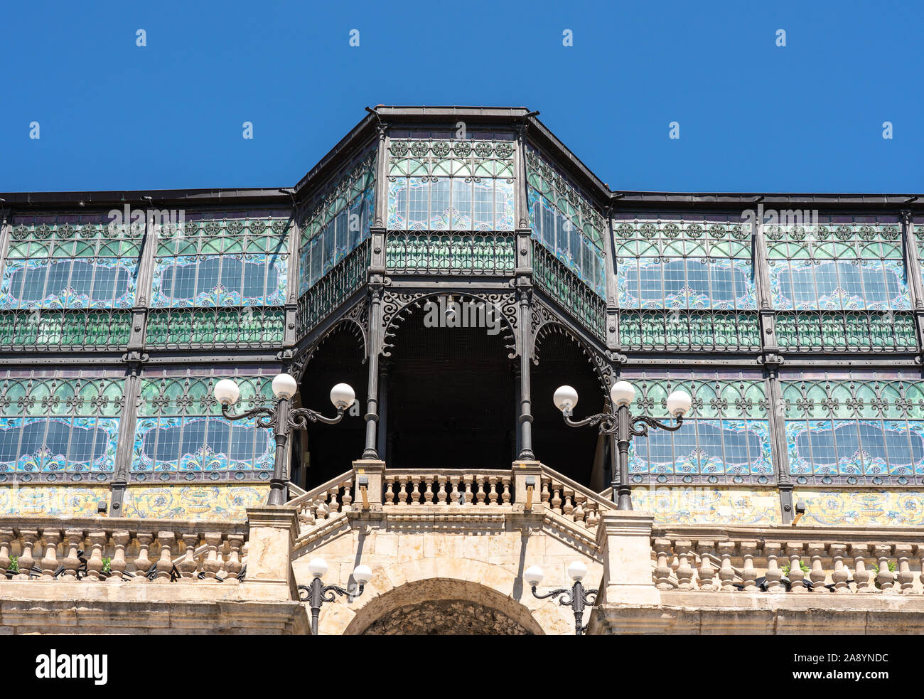 Le finestre di vetro macchiate sul museo di art nouveau e art deco in Salamanca spagna Foto Stock
