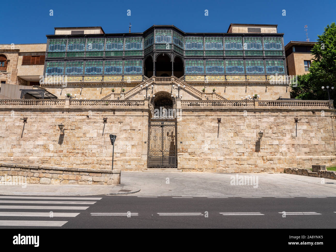 Le finestre di vetro macchiate sul museo di art nouveau e art deco in Salamanca spagna Foto Stock